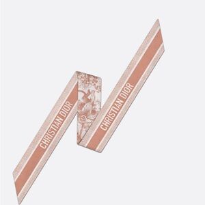 Christian Dior

Ivory and Pink Silk Twill

Toile de Jouy Sauvage Mitzah Scarf